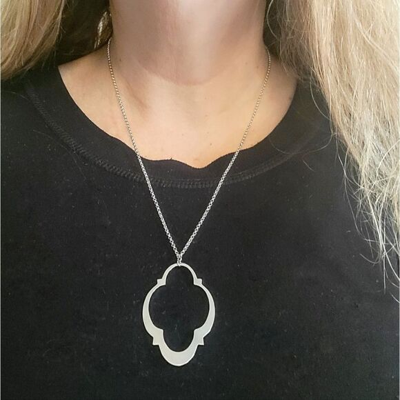 New ELLE Sterling Quatrefoil Modern Openwork Statement Necklace - Picture 2 of 10